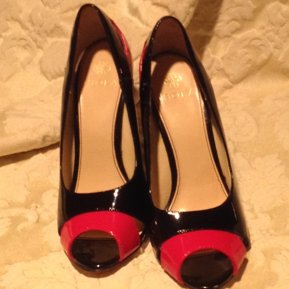 NWOT Isola Leather Color Block Pump Sz6